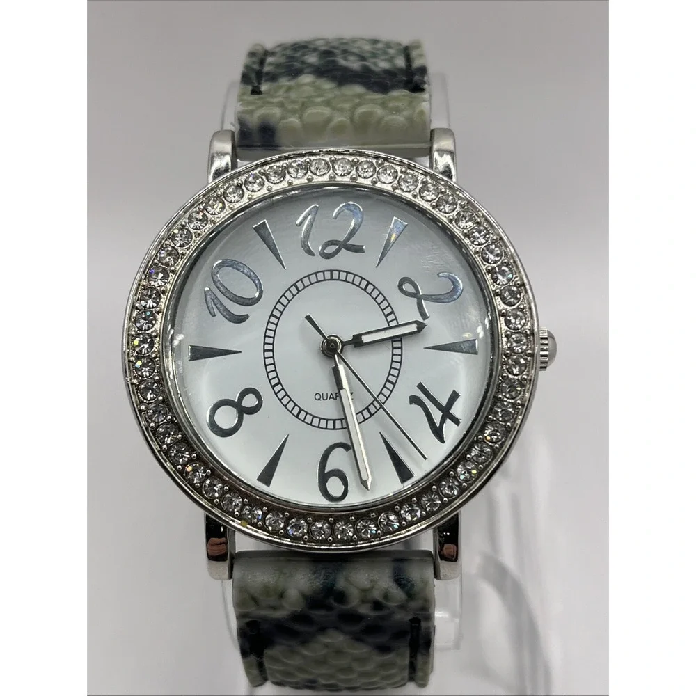Women's Quartz Watch 40mm Case Crystal Bezel Silicone Band- New Battery‎